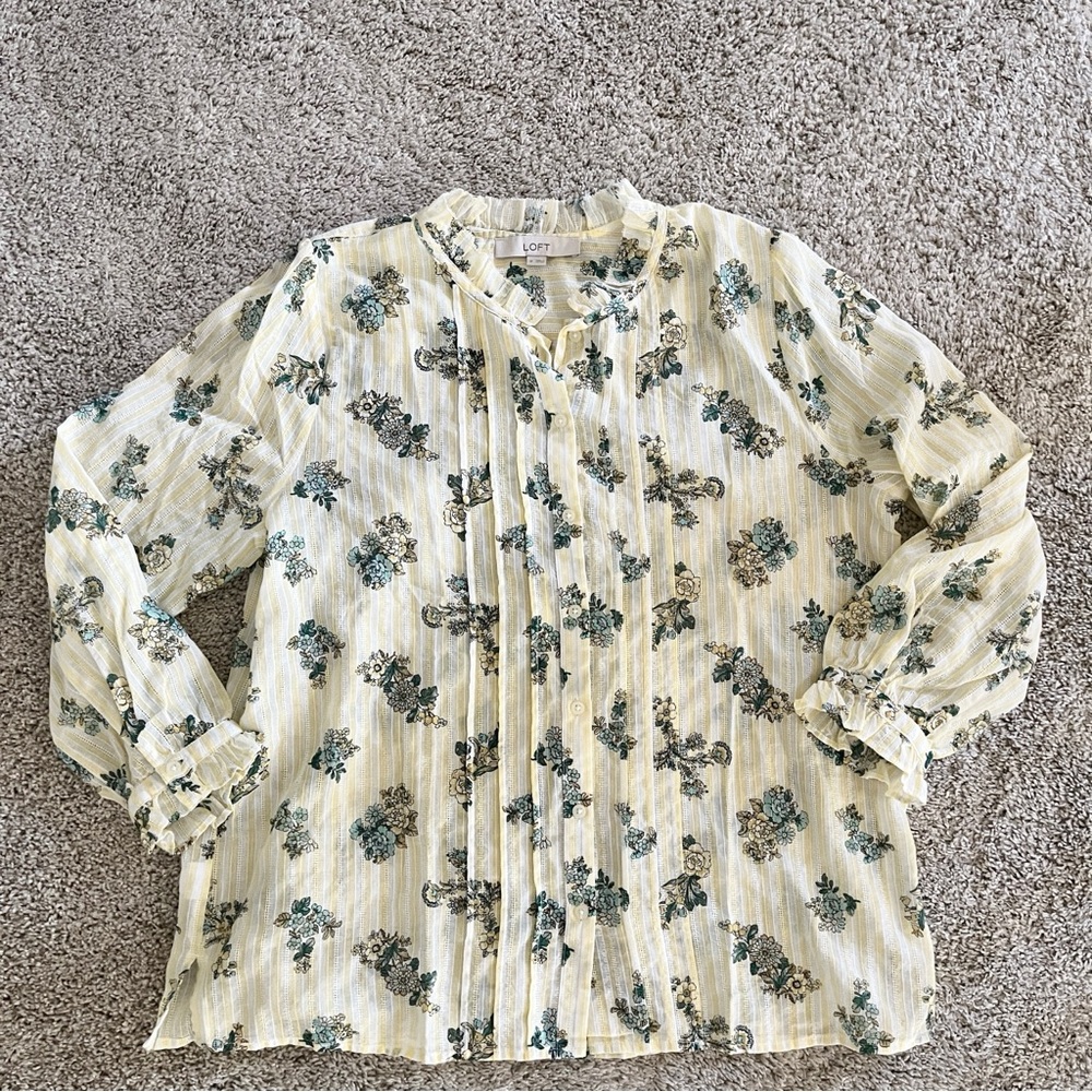 🛍️ LOFT Women's Cream and Green Floral Blouse Size M